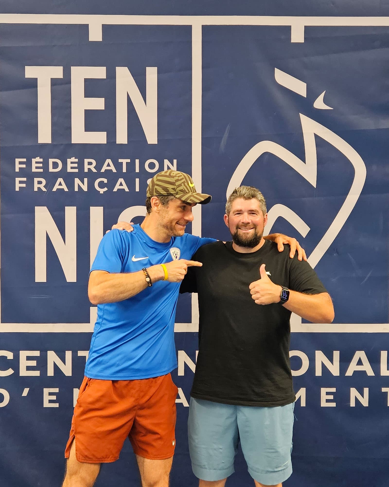 Pierrot sur un court de tennis