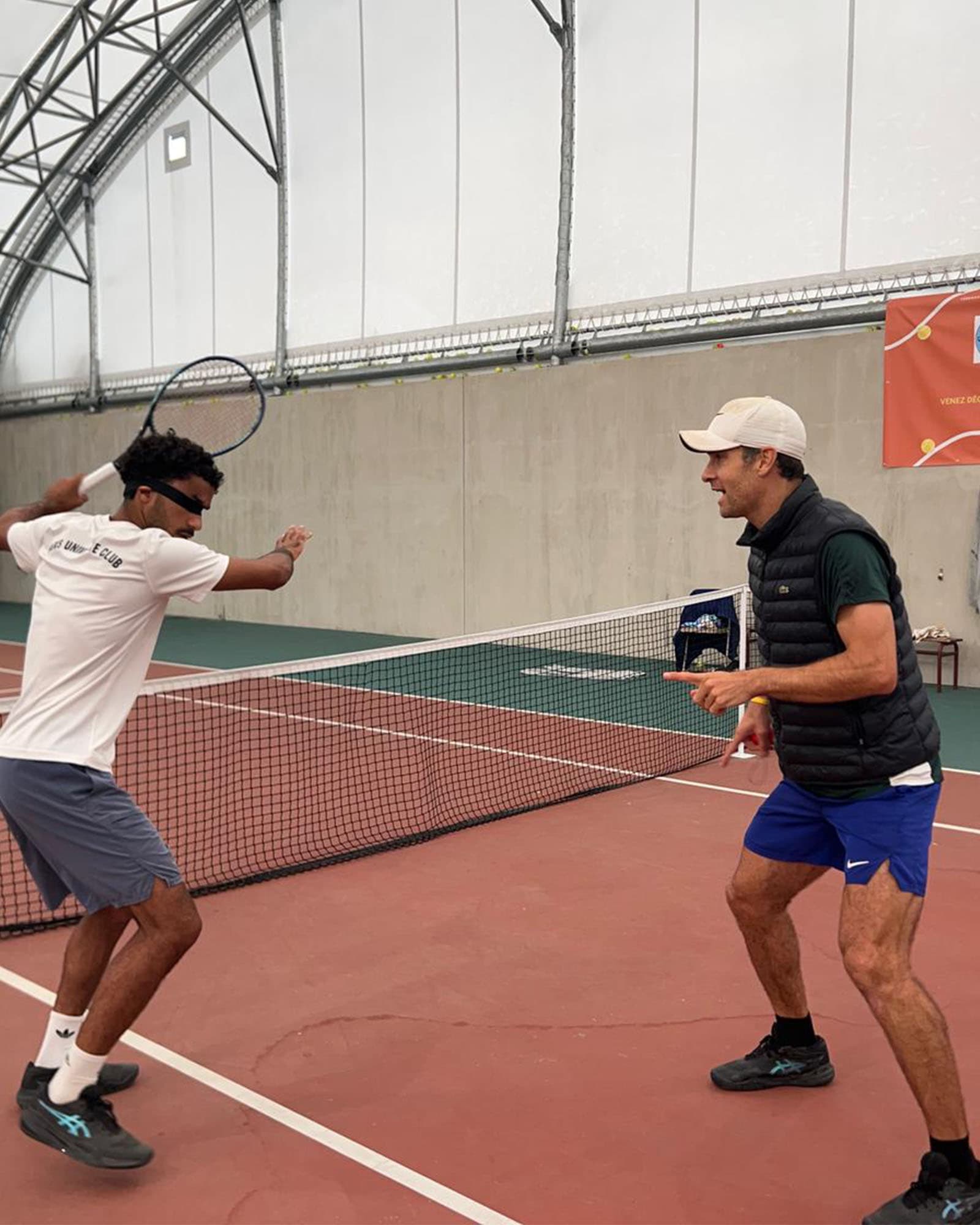 Pierrot sur un court de tennis