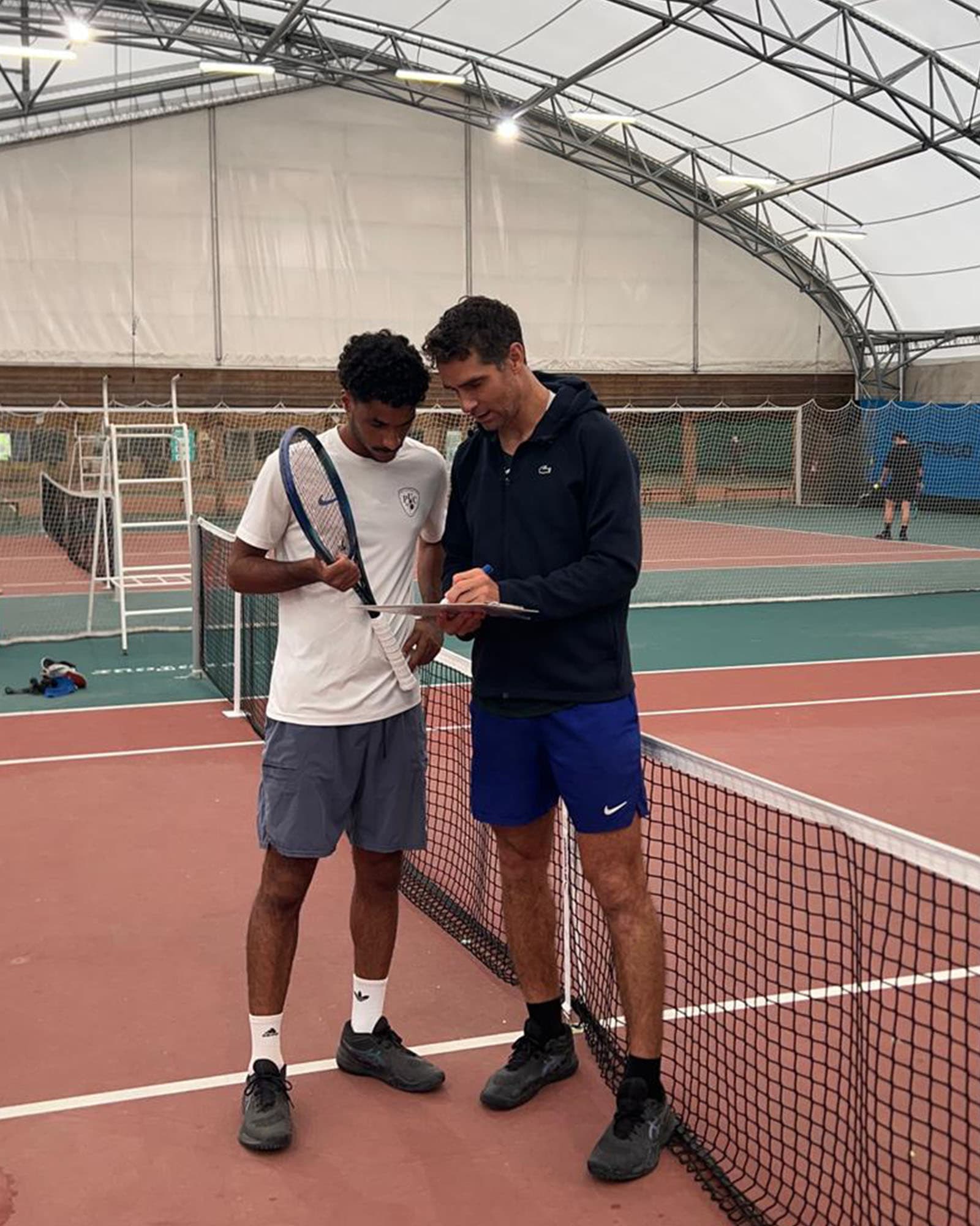 Pierrot sur un court de tennis